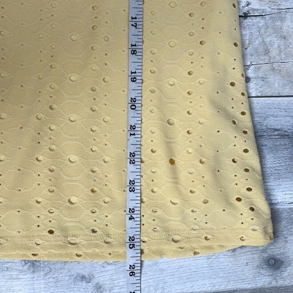 PALE yellow eyelet short sleeve blouse. Flutter sleeves. Lightly lined. Small - Picture 8 of 10